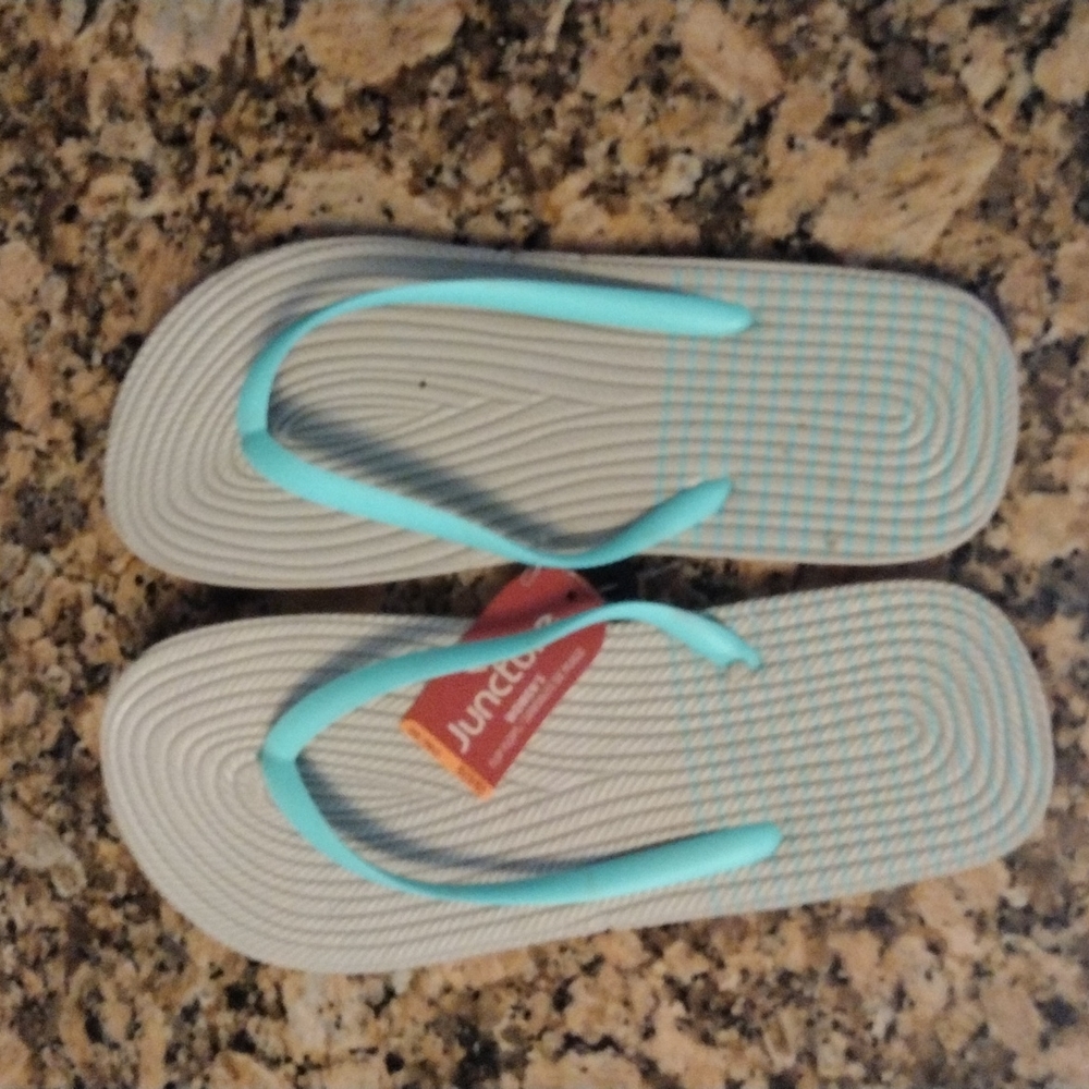 Fun flip flops - Picture 3 of 6